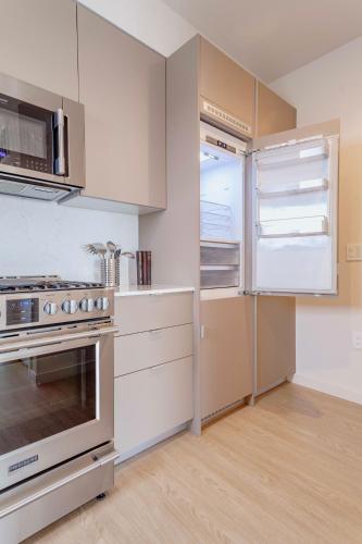 NEW & COZY UCLA Studio w Full Bed & Kitchen in Los Angeles, USA
