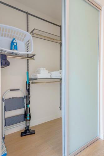 NEW & COZY UCLA Studio w Full Bed & Kitchen in Los Angeles, USA