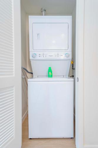 NEW & COZY UCLA Studio w Full Bed & Kitchen in Los Angeles, USA