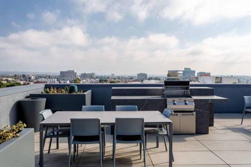 NEW & COZY UCLA Studio w Full Bed & Kitchen in Los Angeles, USA