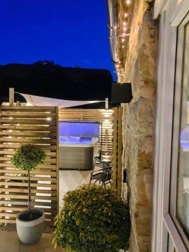 Karstais baseins, Tranquil retreat with hot tub in Stoke Bruerne