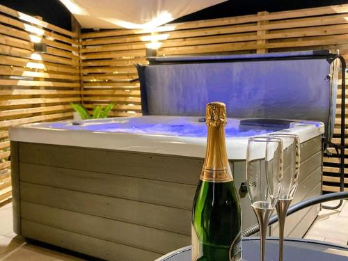 Karstais baseins, Tranquil retreat with hot tub in Stoke Bruerne