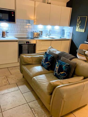 virtuve, Tranquil retreat with hot tub in Stoke Bruerne
