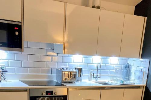 virtuve, Tranquil retreat with hot tub in Stoke Bruerne