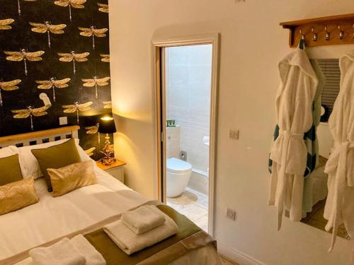 Tranquil retreat with hot tub in Stoke Bruerne