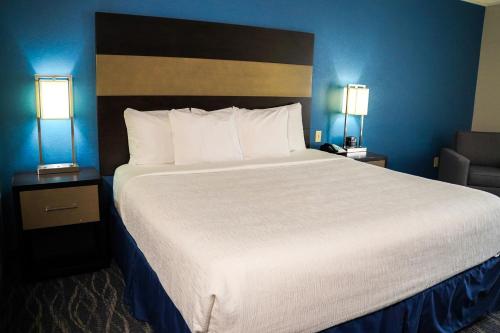 One Bedroom Queen Suite - Non-Smoking