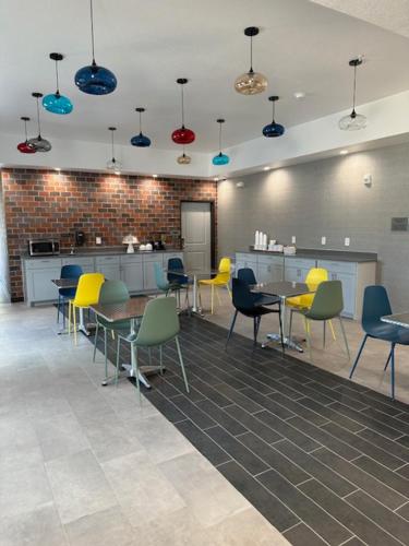 Ételek és italok, M&M Inn and Suites in Garden Acres Area