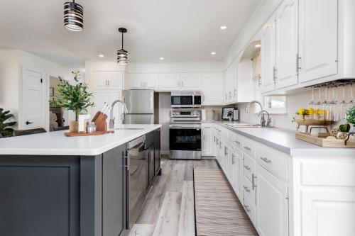 Kitchen, Backyard Getaway•Amish Farmland•Hot tub•Fire pit in Bird In Hand (PA)
