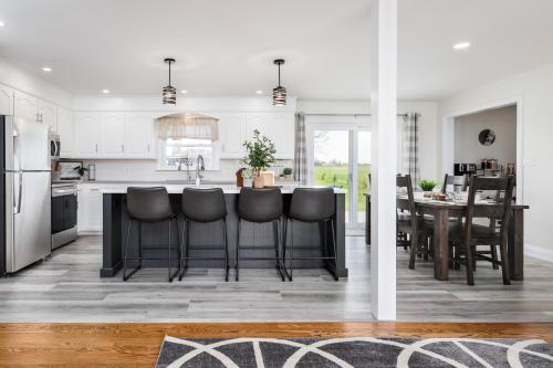 Kitchen, Backyard Getaway•Amish Farmland•Hot tub•Fire pit in Bird In Hand (PA)