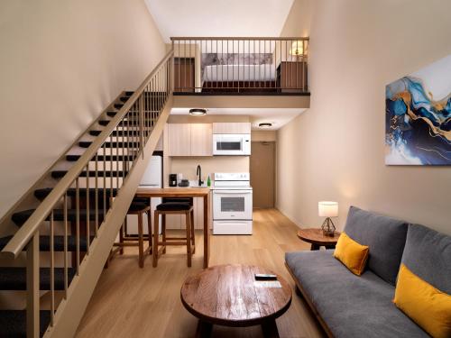 Huntingdon Hotel and Suites in Victoria, Canada