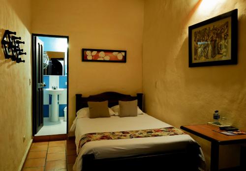 Small Single Room image 6