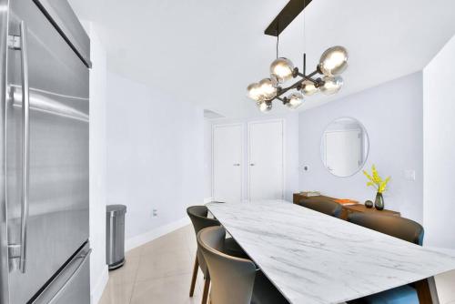 Lovely upscale Condo Gorgeous View 2bd 2bath in Brickell in Miami, USA