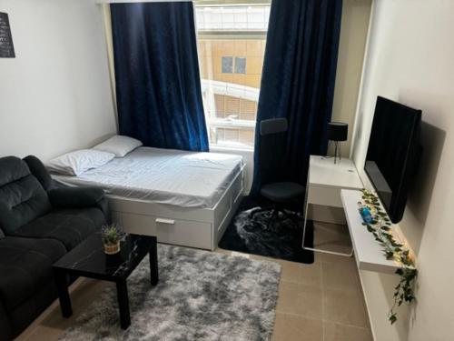 For Female only amazing Master room with attached bathroom, Dubai (Foto 3)