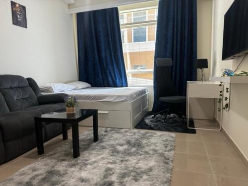 For Female only amazing Master room with attached bathroom, Dubai (Foto 9)