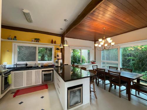 Belíssima Casa em Ilhabela c/ piscina (Belissima Casa em Ilhabela c/ piscina) in Praia do Curral