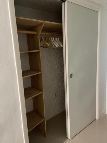 CHEERFUL PRIVATE ROOM 2 MILES AWAY FROM SUNNY ISLES BEACH in North Miami Beach (Fl)