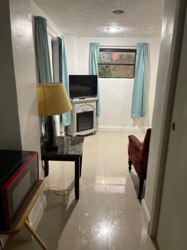 CHEERFUL PRIVATE ROOM 2 MILES AWAY FROM SUNNY ISLES BEACH in North Miami Beach (Fl)