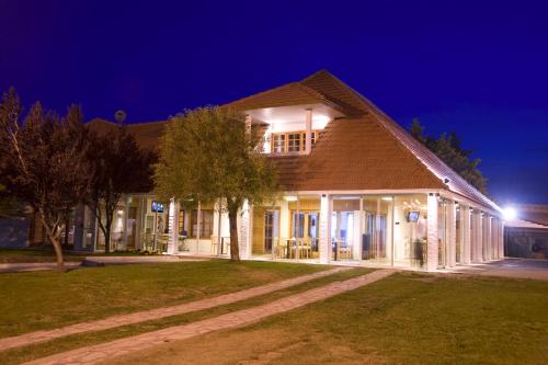 숙소 외관, Global Hotel in 센테나리오