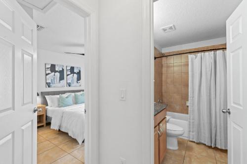 Beach House King Bed Pet Friendly! Fast Wi-Fi Netflix Garage in Palm Coast, USA