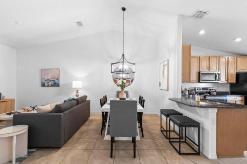 Beach House King Bed Pet Friendly! Fast Wi-Fi Netflix Garage in Palm Coast, USA
