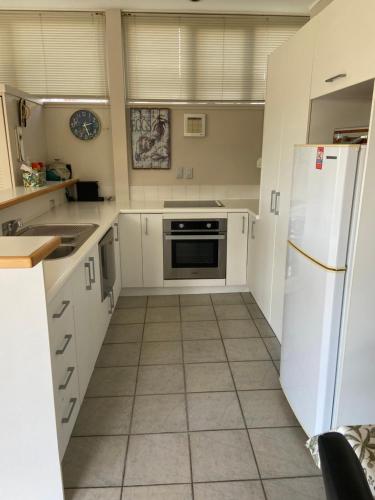 مطبخ, Palm Garden Apartment in St Heliers