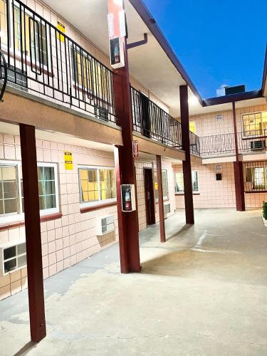 Exterior view, Royal Lodge in Coalinga (CA)