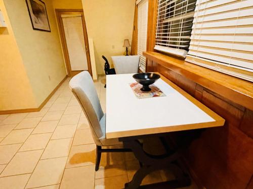 Beaver Lake Studio - King size bed and lake view in Rogers, USA