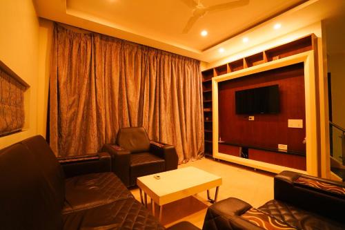 Golden Villa - duplex with private theater - A Golden Group Of Premium Home Stays - tirupati