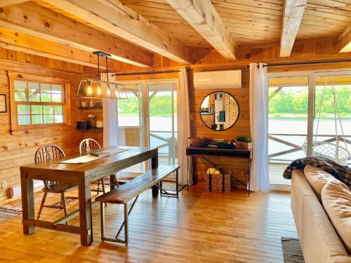 Knotty Pines 4 Bedroom with Waterfront Views, Chelmsford (photo 9)