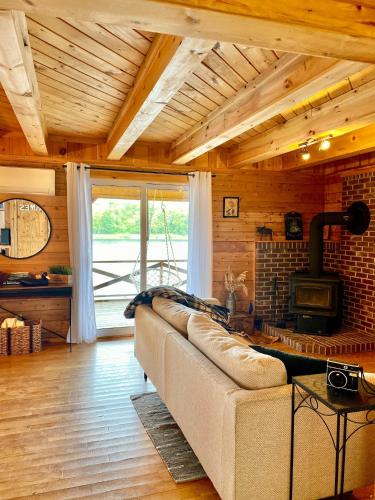 Knotty Pines 4 Bedroom with Waterfront Views, Chelmsford (photo 4)