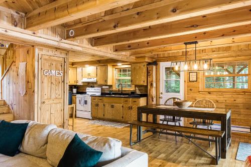 Knotty Pines 4 Bedroom with Waterfront Views, Chelmsford (photo 10)