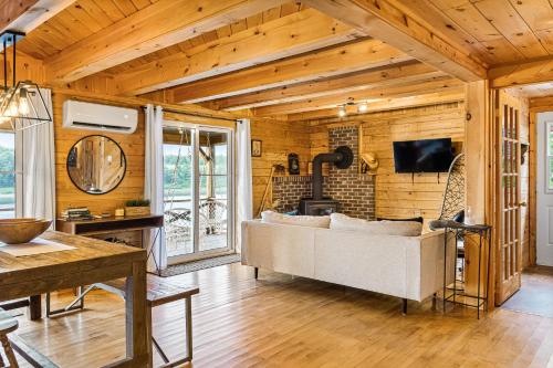 Knotty Pines 4 Bedroom with Waterfront Views, Chelmsford (photo 6)
