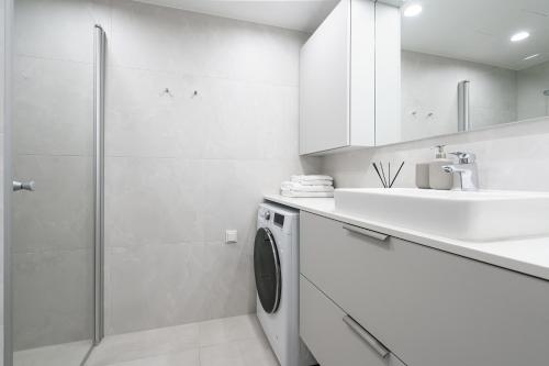 Studio Apartment with Balcony image 3