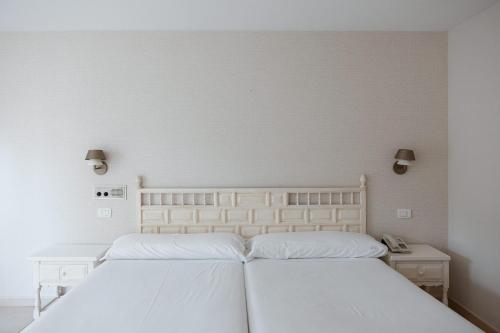 Double or Twin Room image 9