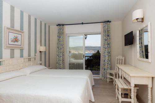 Double or Twin Room with Sea View image 4