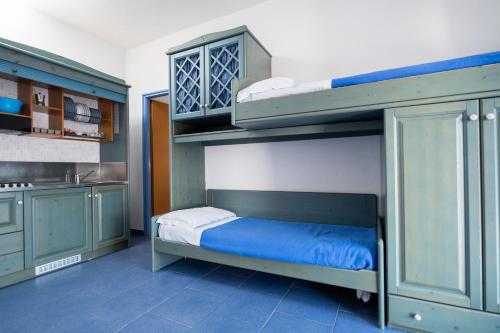 1 queen bed, 1 bunk bed