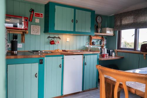 廚房, Swallowfield Glamping- Lake View in 比明斯特