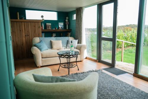 Swallowfield Glamping- Lake View in 比明斯特