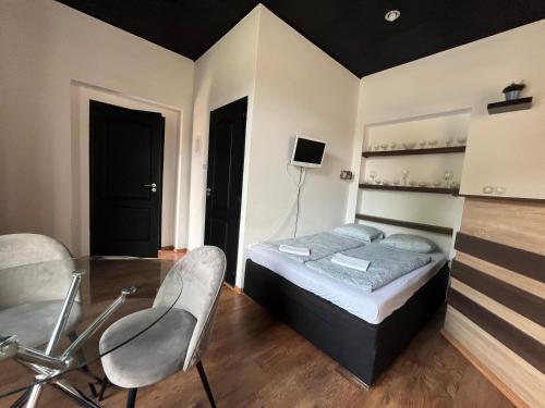 2 queen beds, 2 sofa beds