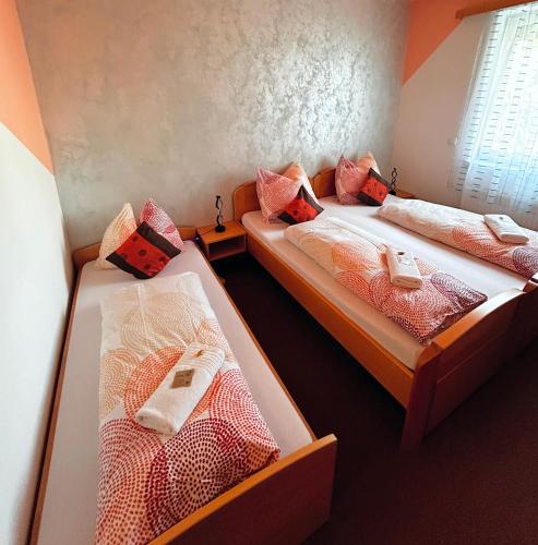 1 king bed, 1 twin bed