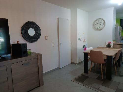 Appartement entier Cozy Rdj proche tramway, stade OL, ARENA, Eurexpo, Aéroport StExupéry, Gare TGV Lyon Partdieu