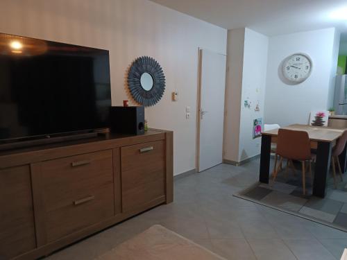 Appartement entier Cozy Rdj proche tramway, stade OL, ARENA, Eurexpo, Aéroport StExupéry, Gare TGV Lyon Partdieu