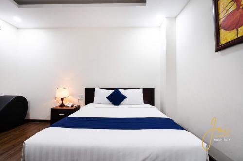 Deluxe Double Room image 6
