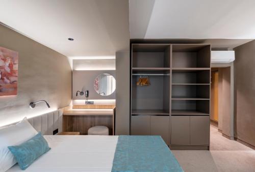 Superior Double Room with Balcony and Sea View - All Inclusive image 4