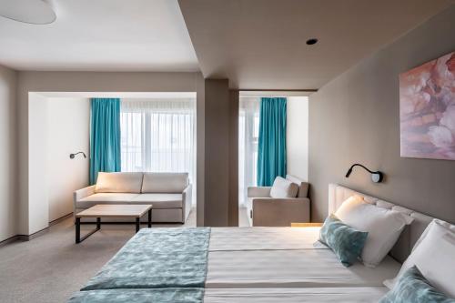 Superior Double Room with Balcony and Sea View - All Inclusive image 3
