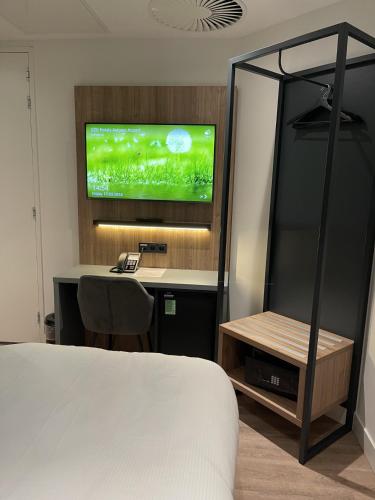 OZO Hotels Antares Airport - Photo 1