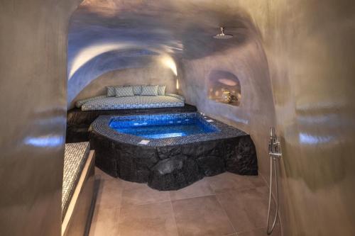 Elia 2 bedroom cavehouse with indoor jacuzzi