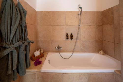 Standard Double Room image 10