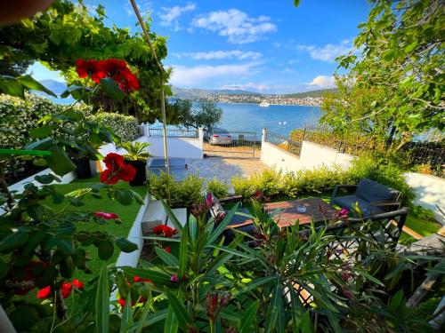 Beach Holiday home with private jacuzzi & parking, Trogir