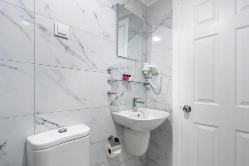 Classic Triple Room image 2